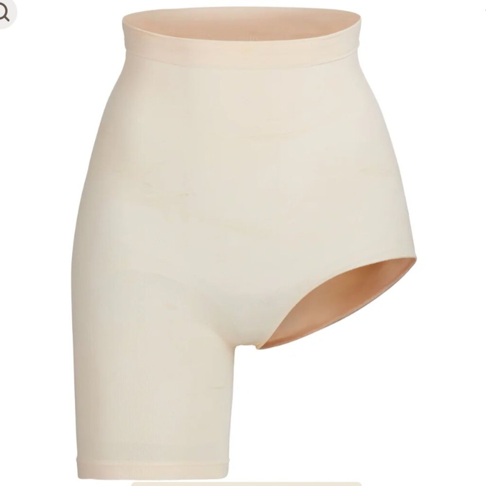 SKIMS SOLUTION SHORT LEFT LEG EXPOSED - Sand 2XL